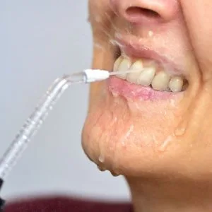 en iyi ağız duşunu temsil eden ağız duşunu kullanan kadın