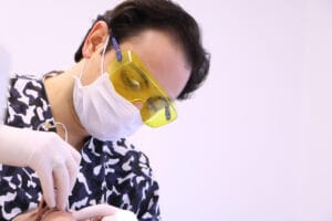 Seda Hanım, diş teli tedavi sürecini anlattı. Kendisi sürecin beklediğinden çok daha rahat geçtiğini, sonuçlardan son derece mutlu olduğunu ve tedavinin düşündüğünden daha kısa sürede tamamlandığını ifade etti.