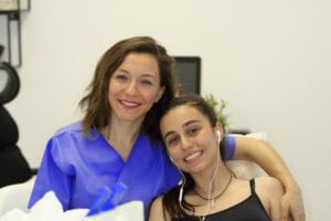 Seda Hanım, diş teli tedavi sürecini anlattı. Kendisi sürecin beklediğinden çok daha rahat geçtiğini, sonuçlardan son derece mutlu olduğunu ve tedavinin düşündüğünden daha kısa sürede tamamlandığını ifade etti.