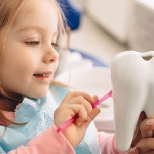 Fissür örtücü tedavisi için kliniğine gelmiş bir çocuk tedaviye alıştırılıyor.