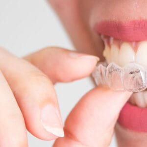 beyaz arka planda şeffaf plak ne işe yarar gerçekçi örnek görsel