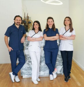 Seda Hanım, diş teli tedavi sürecini anlattı. Kendisi sürecin beklediğinden çok daha rahat geçtiğini, sonuçlardan son derece mutlu olduğunu ve tedavinin düşündüğünden daha kısa sürede tamamlandığını ifade etti.