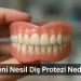 Gerçek bir diş kliniğinde elinde modern bir diş protezi tutan diş hekimi; doğal ışıkta, temiz klinik arka planı önünde yeni nesil diş protezini yakından gösteriyor. Görsel, “Yeni Nesil Diş Protezi Nedir?” başlıklı blog içeriği için hazırlanmış yatay formatlı profesyonel tanıtım görselidir.