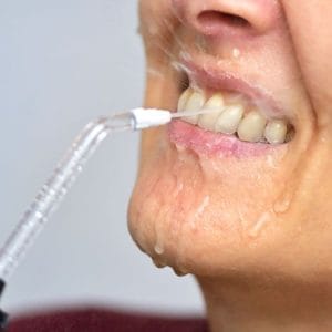 en iyi ağız duşunu temsil eden ağız duşunu kullanan kadın