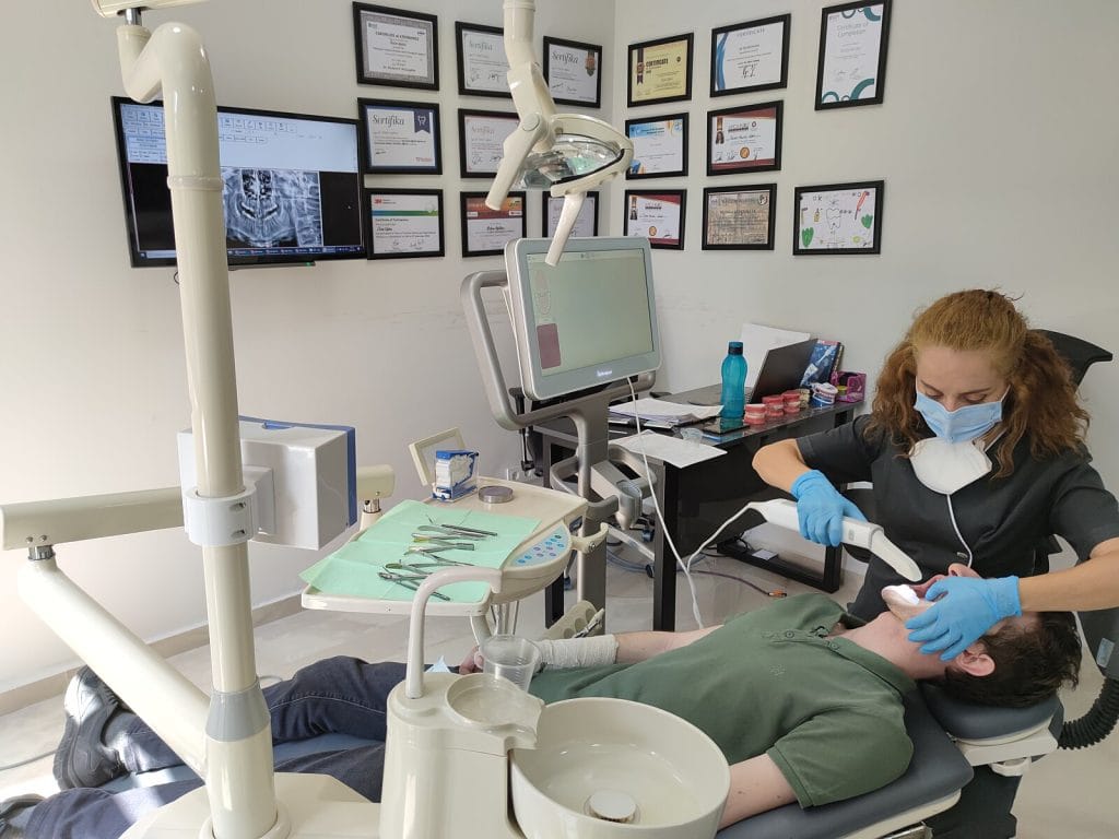 Invisalign şeffaf plak dijital tarama işlemi